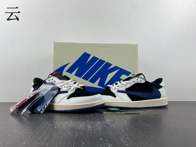 Nike White Navy Low-Top Silhouette Leather And Suede Paneling Lifestyle Sneakers 14