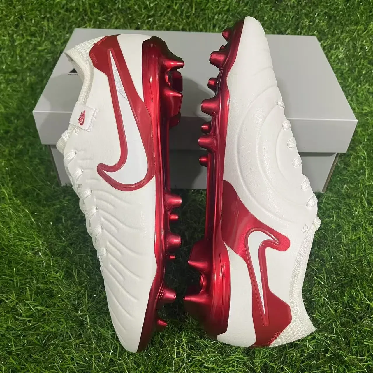 Nike Chaussures de Football Blanc et Rouge Bas Botin Avec Détails Métalliques Brillants pour Terrain Firme 2