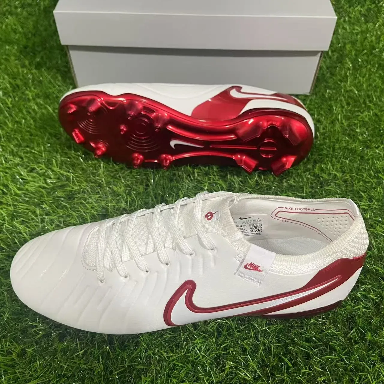Nike Chaussures de Football Blanc et Rouge Bas Botin Avec Détails Métalliques Brillants pour Terrain Firme 3