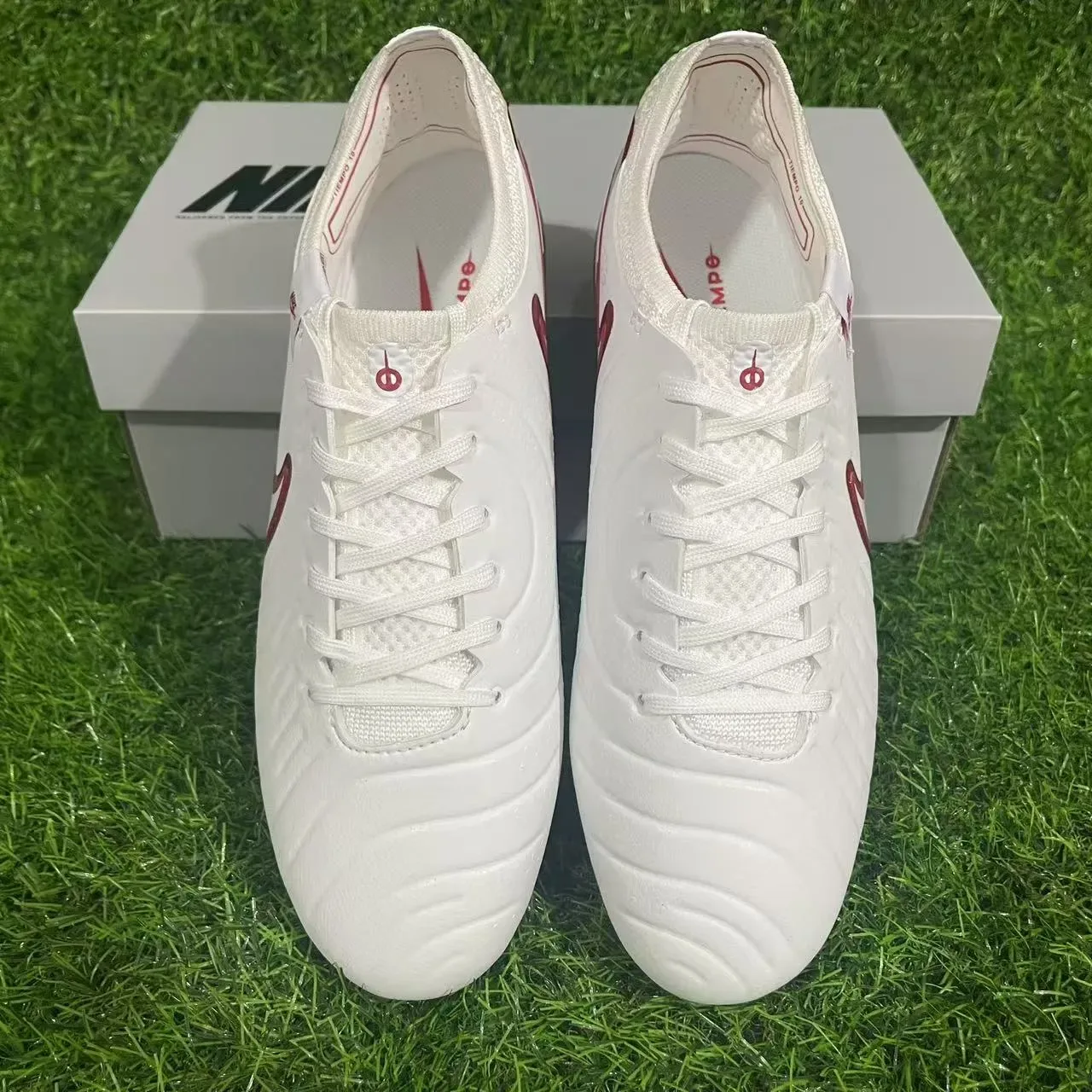 Nike Chaussures de Football Blanc et Rouge Bas Botin Avec Détails Métalliques Brillants pour Terrain Firme 5