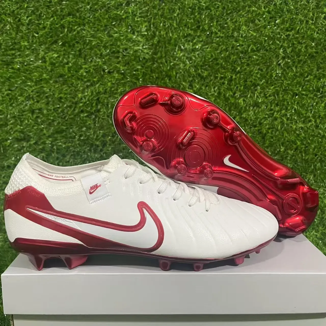 Nike Chaussures de Football Blanc et Rouge Bas Botin Avec Détails Métalliques Brillants pour Terrain Firme 6