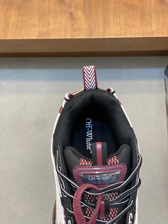 Off-White 酒红色 黑色鞋底 非对称箭头图案 厚底运动鞋 7
