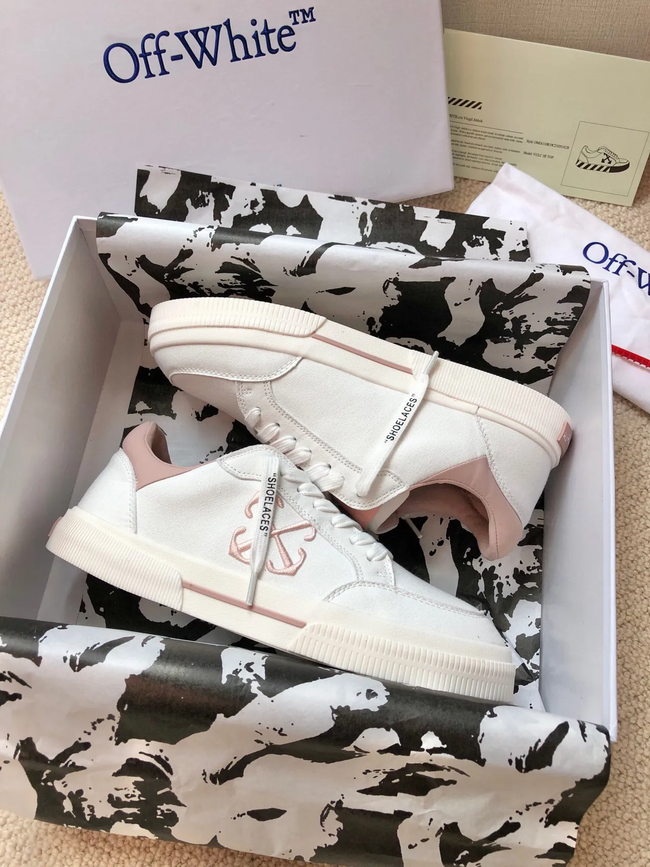 Off-White 粉色帆布鞋面点缀细节生活方式运动鞋 2