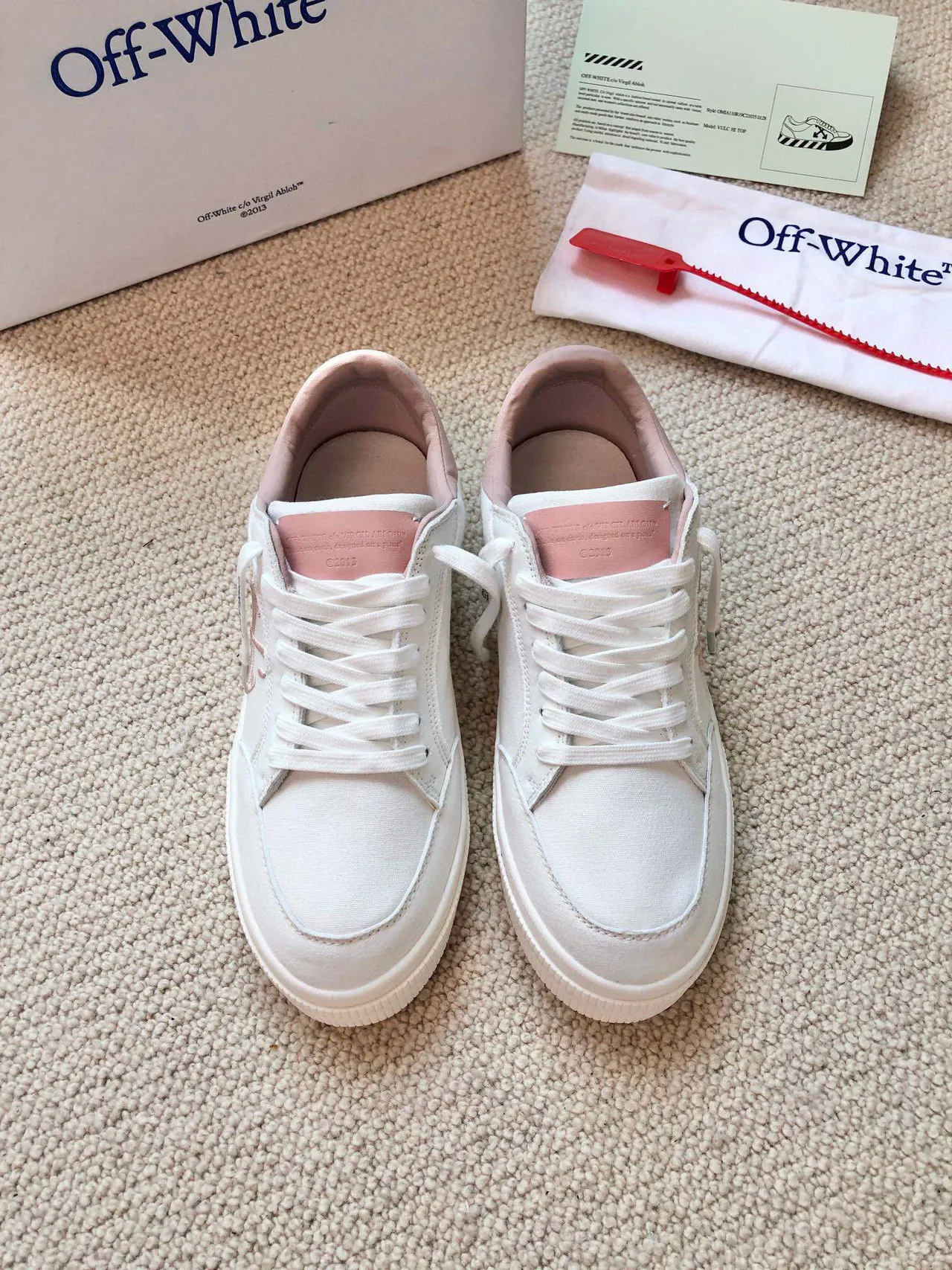Off-White 粉色帆布鞋面点缀细节生活方式运动鞋 3
