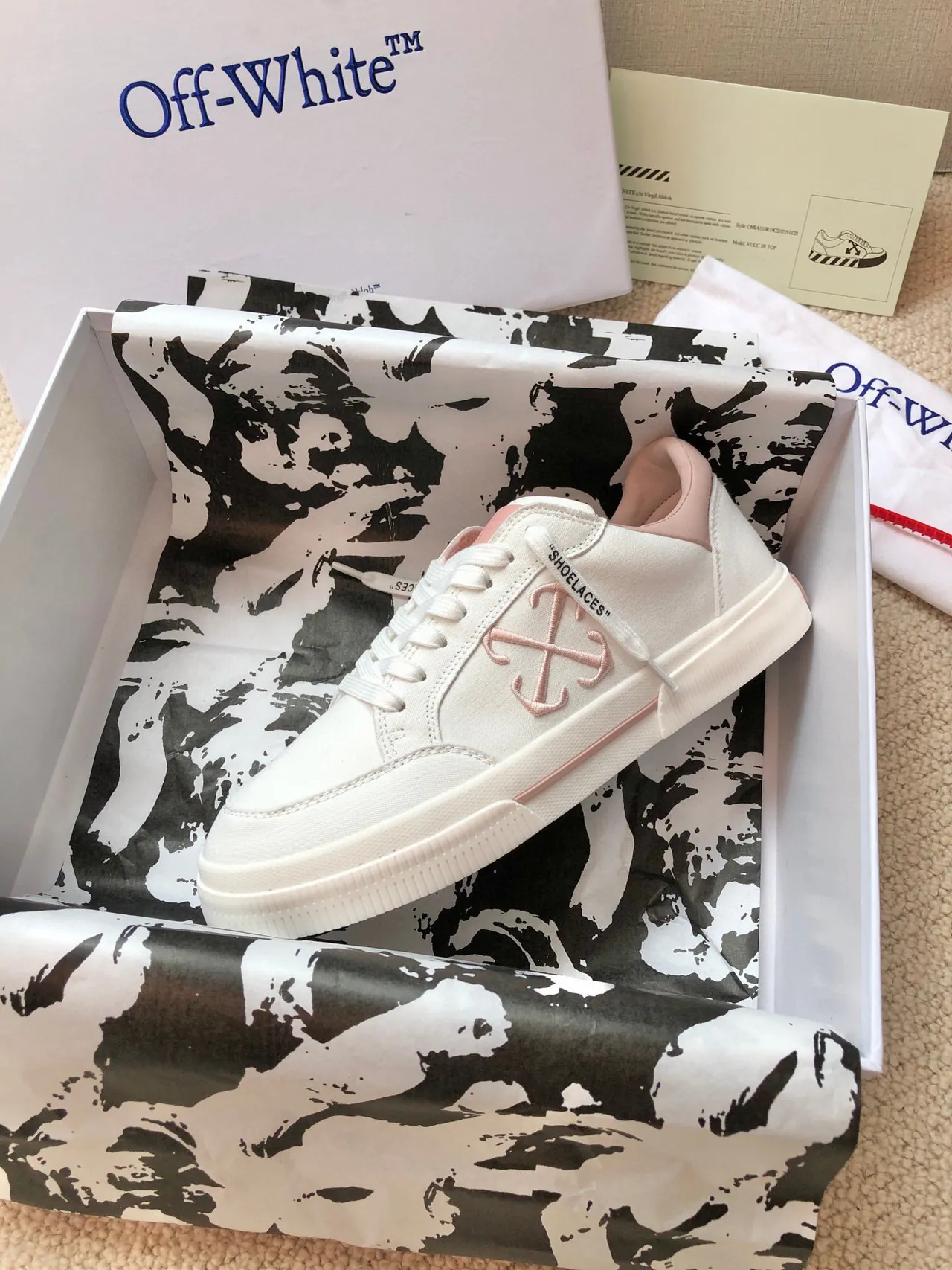 Off-White 粉色帆布鞋面点缀细节生活方式运动鞋 4