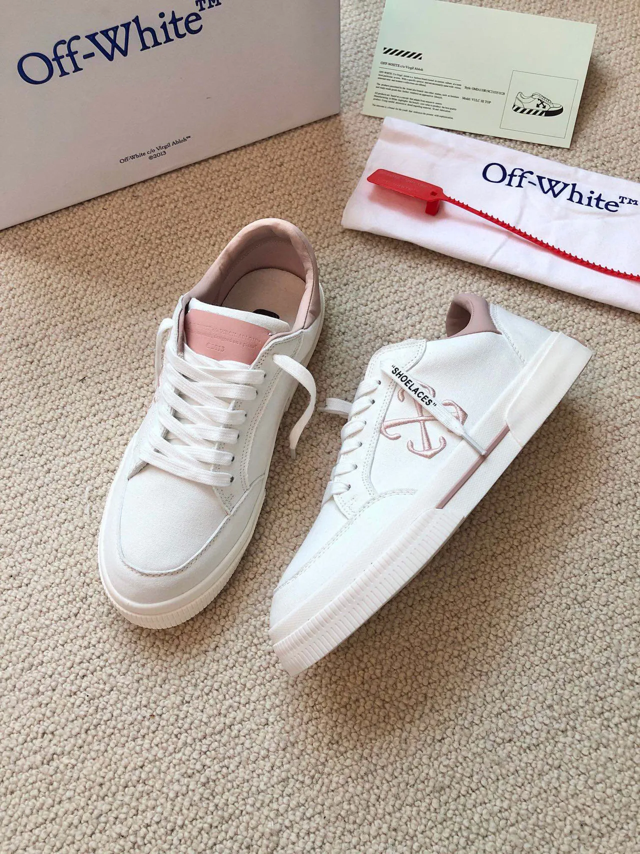 Off-White 粉色帆布鞋面点缀细节生活方式运动鞋 7