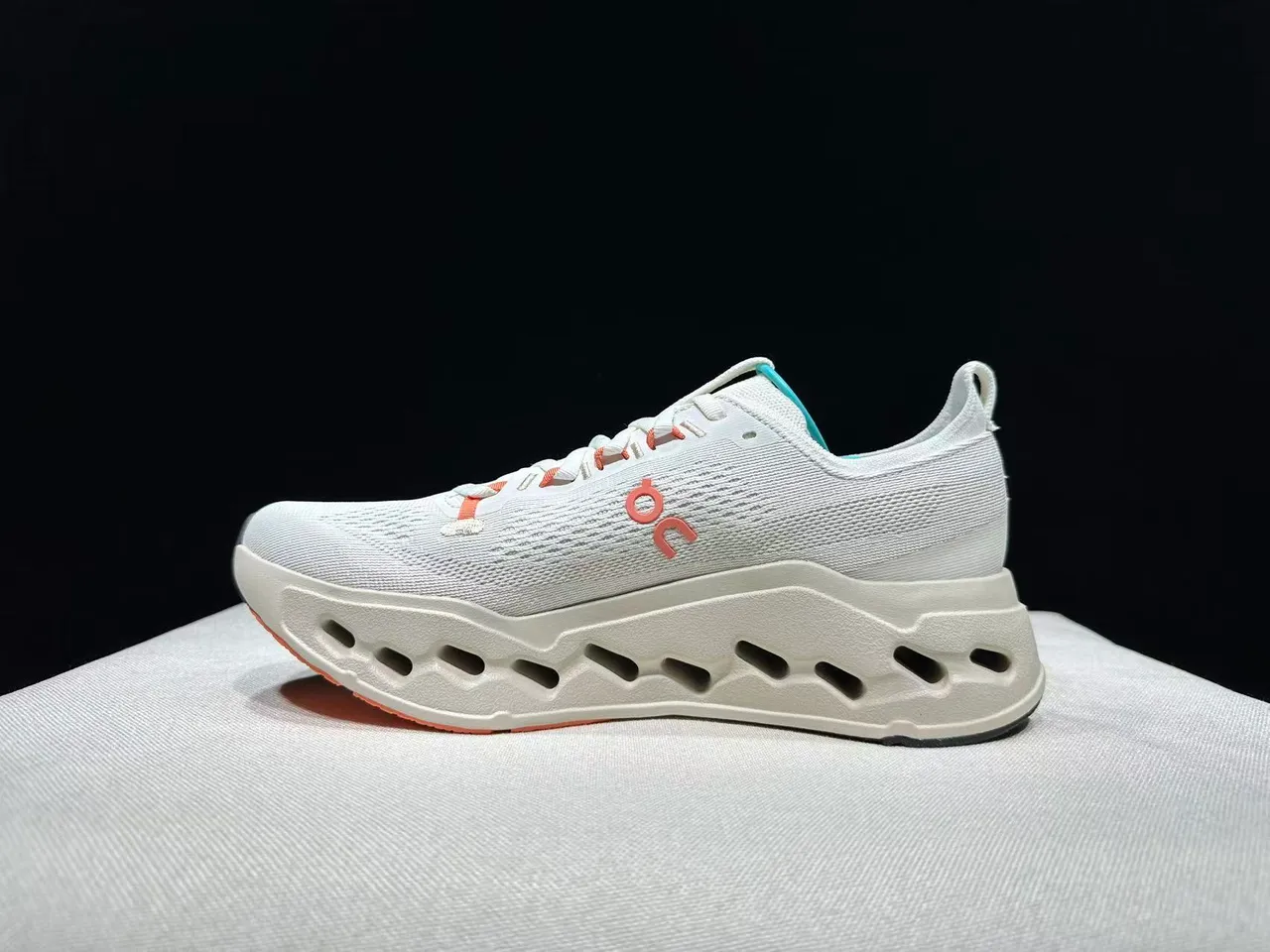 On 米色粉色 工程针织鞋面 开放六角形 CloudTec Pods 跑鞋 7