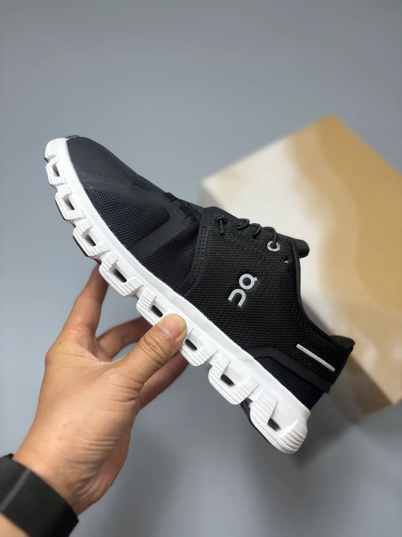 On Preto Branco Superior de Malha Engenheirada Hollowed Cloud-Pod Sola Intermediária Sneakers Lifestyle 3
