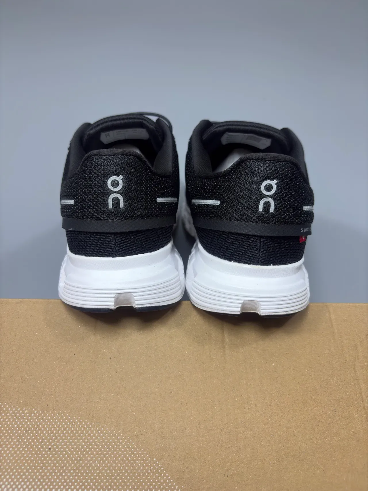 On Preto Branco Superior de Malha Engenheirada Hollowed Cloud-Pod Sola Intermediária Sneakers Lifestyle 4