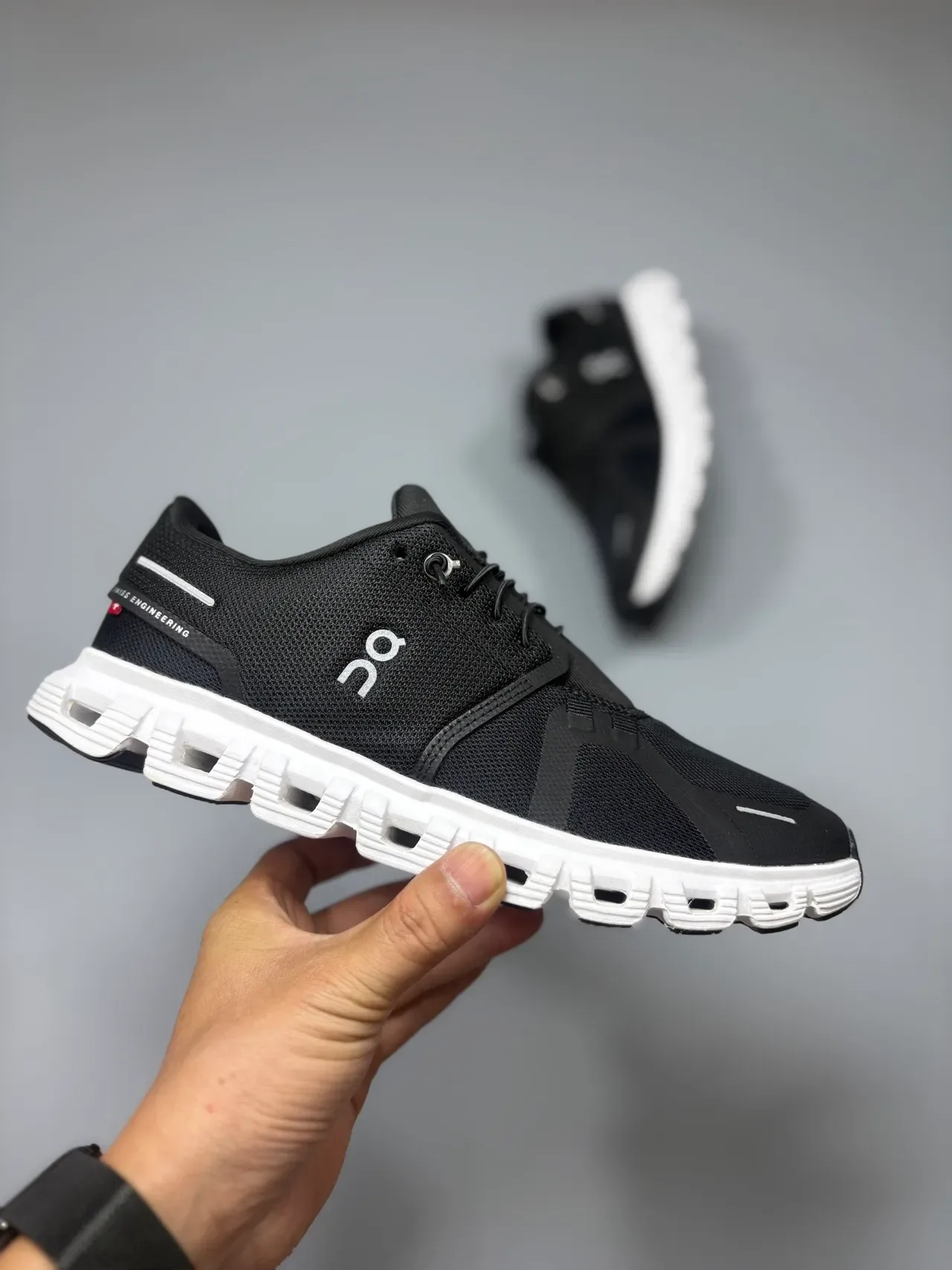 On Preto Branco Superior de Malha Engenheirada Hollowed Cloud-Pod Sola Intermediária Sneakers Lifestyle 5