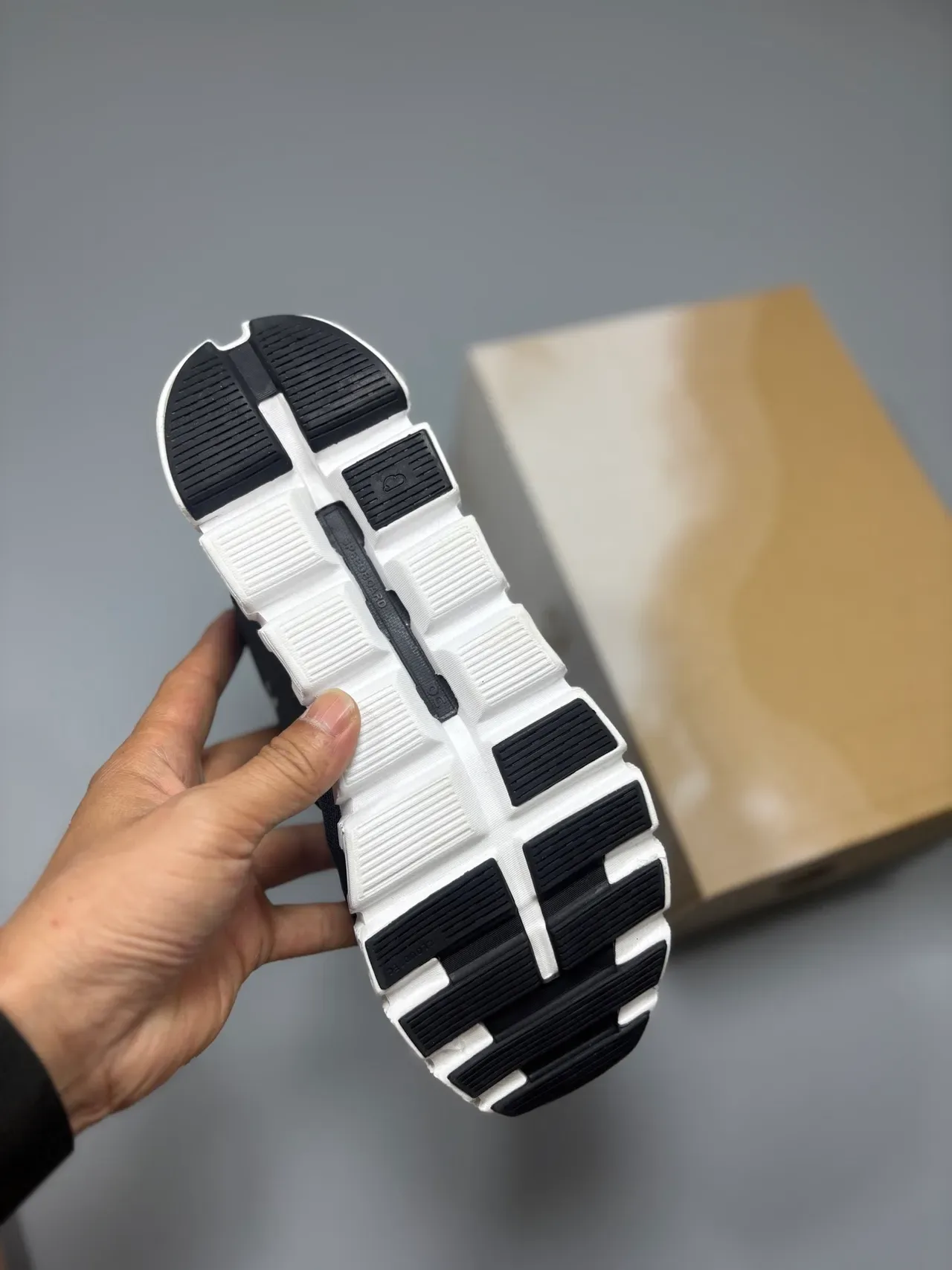 On Preto Branco Superior de Malha Engenheirada Hollowed Cloud-Pod Sola Intermediária Sneakers Lifestyle 7