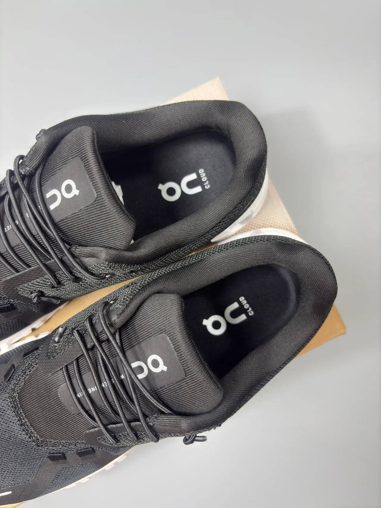 On Preto Branco Superior de Malha Engenheirada Hollowed Cloud-Pod Sola Intermediária Sneakers Lifestyle 8