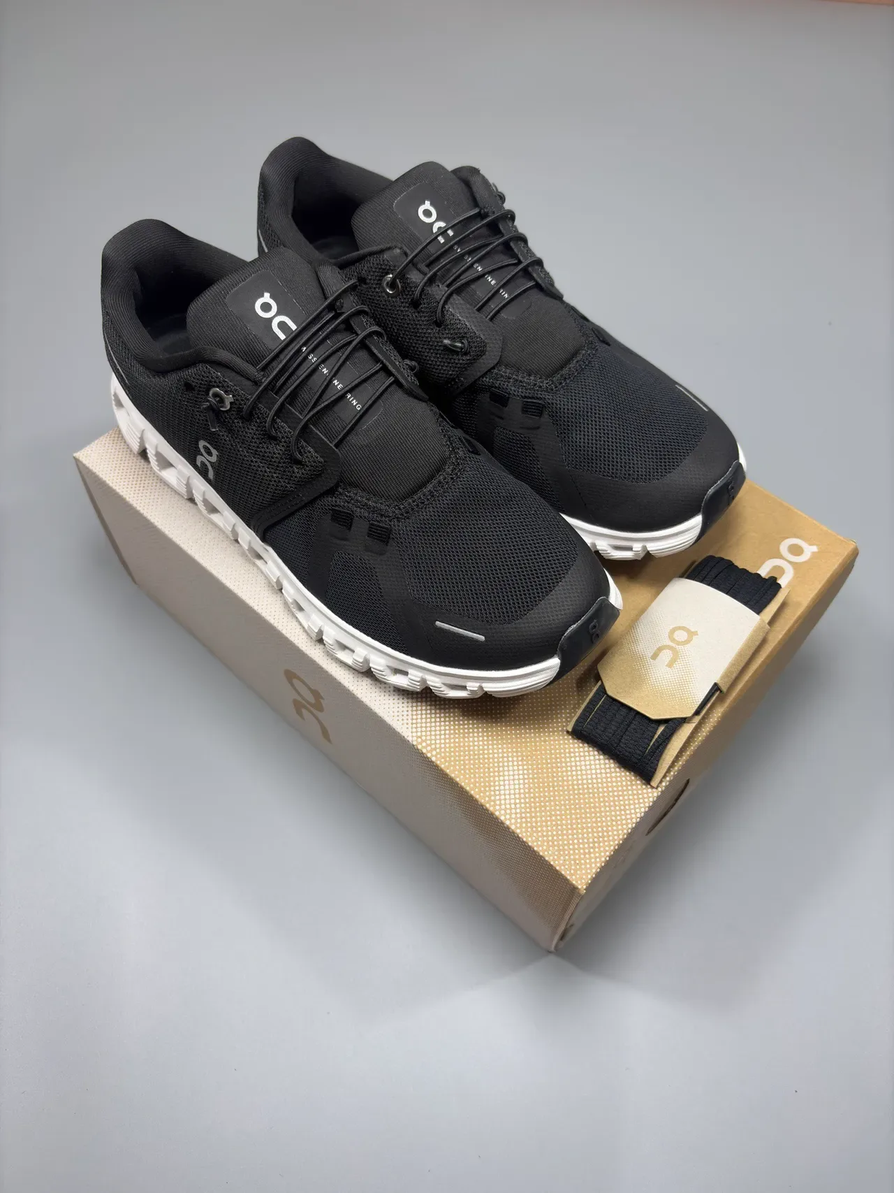 On Preto Branco Superior de Malha Engenheirada Hollowed Cloud-Pod Sola Intermediária Sneakers Lifestyle 9