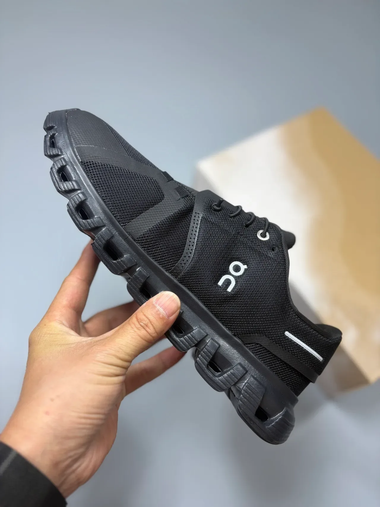 On Preto Branco Malha Superior Oco CloudTec Sola Média Tênis Lifestyle 3