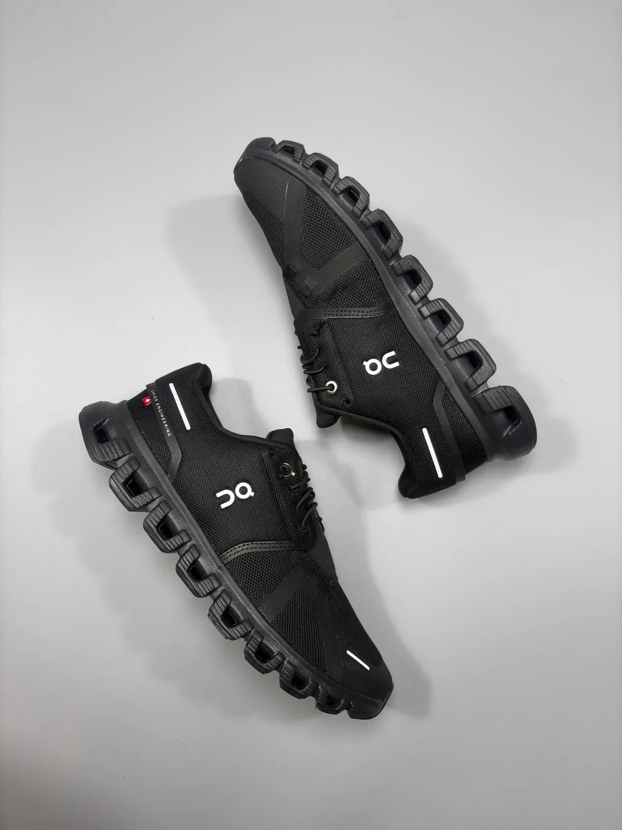 On Preto Branco Malha Superior Oco CloudTec Sola Média Tênis Lifestyle 5