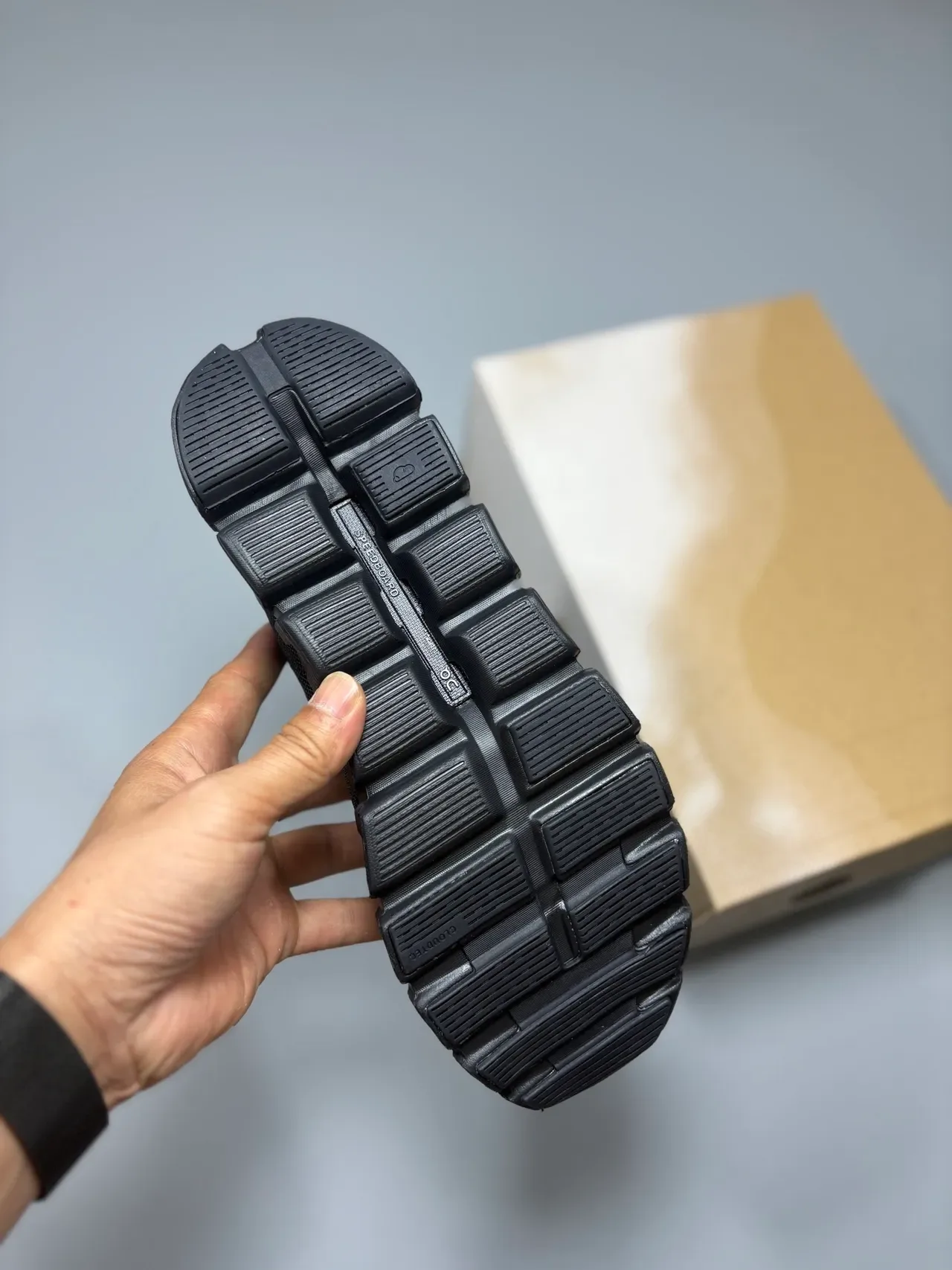On Preto Branco Malha Superior Oco CloudTec Sola Média Tênis Lifestyle 6