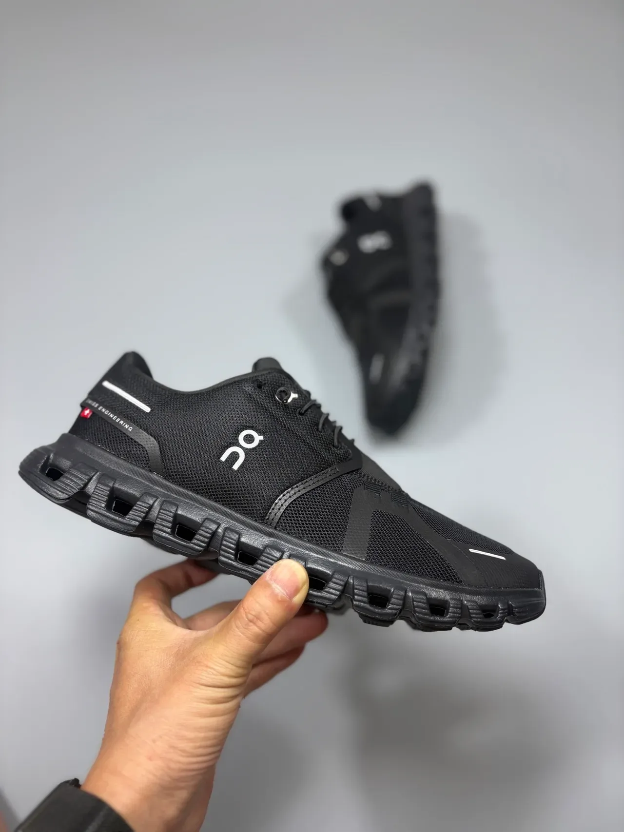 On Preto Branco Malha Superior Oco CloudTec Sola Média Tênis Lifestyle 7