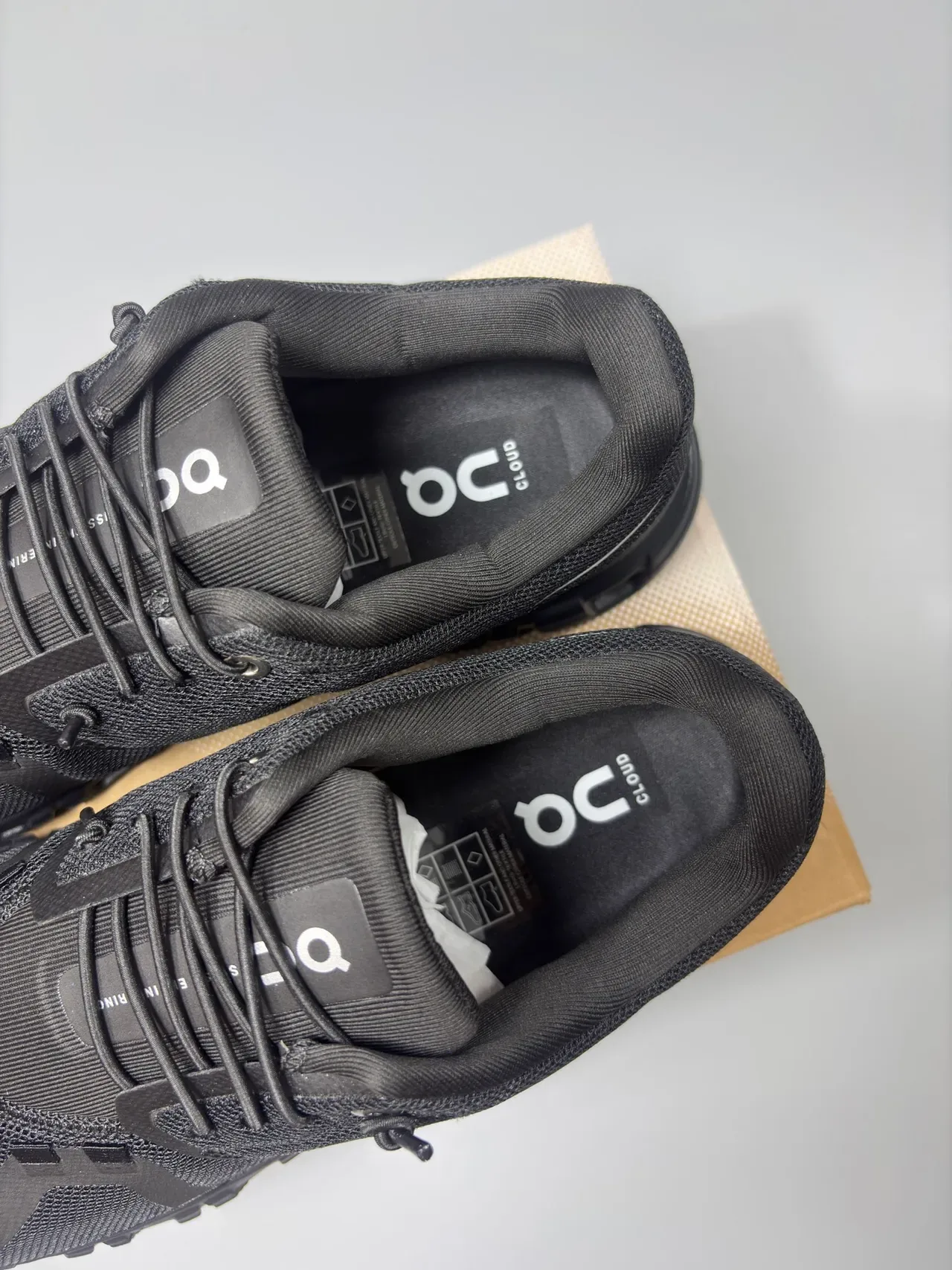 On Preto Branco Malha Superior Oco CloudTec Sola Média Tênis Lifestyle 8