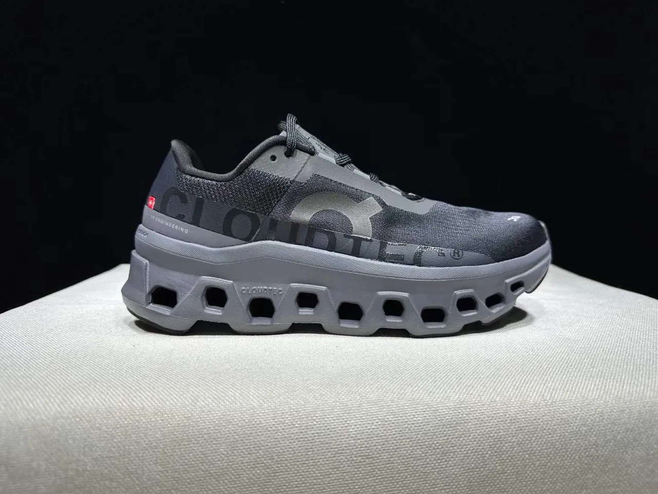 On Cloudmonster 灰色跑鞋 4