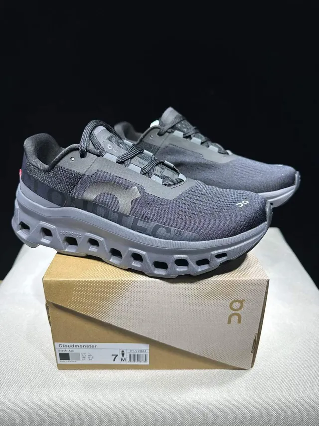 On Cloudmonster 灰色跑鞋 8