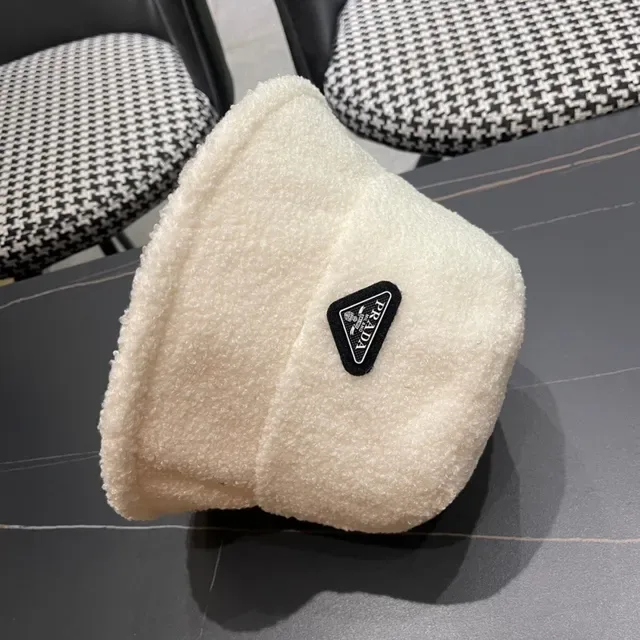 Prada Bege Preto Chapéu Bucket Texturizado Plush Shearling Off-White 2