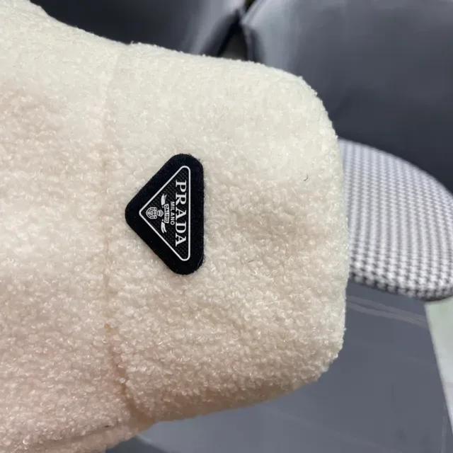 Prada Bege Preto Chapéu Bucket Texturizado Plush Shearling Off-White 3