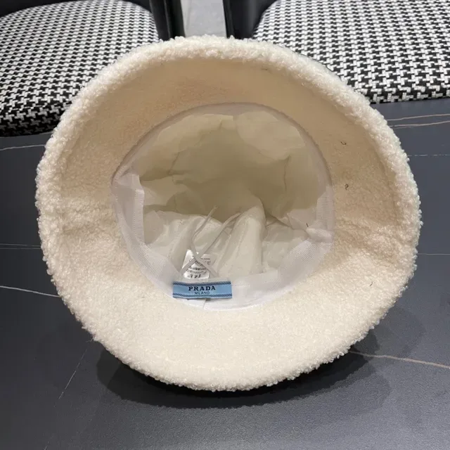 Prada Bege Preto Chapéu Bucket Texturizado Plush Shearling Off-White 11
