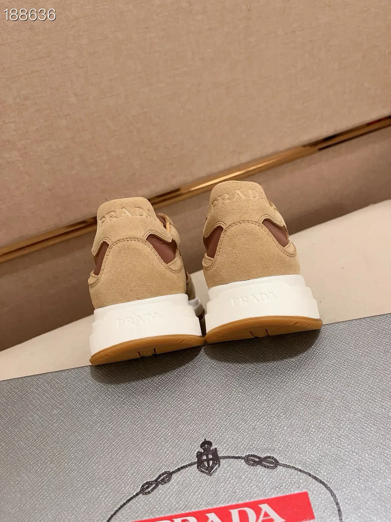 Prada Chaussures Lifestyle Beige Marrón de Suede-Leather Panelled avec Plaque Triangulaire de Logo 2
