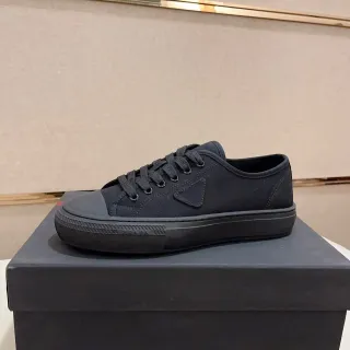 Prada काली कैनवास ऊपरी त्रिकोणीय लोगो पैच लाइफस्टाइल स्नीकर