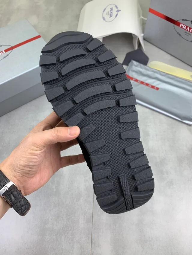 Prada Sneakers lifestyle avec upper hybride mesh et daim noir, plaque triangulaire avec logo métallique 2