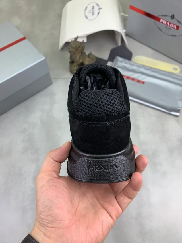 Prada Sneakers lifestyle avec upper hybride mesh et daim noir, plaque triangulaire avec logo métallique 3