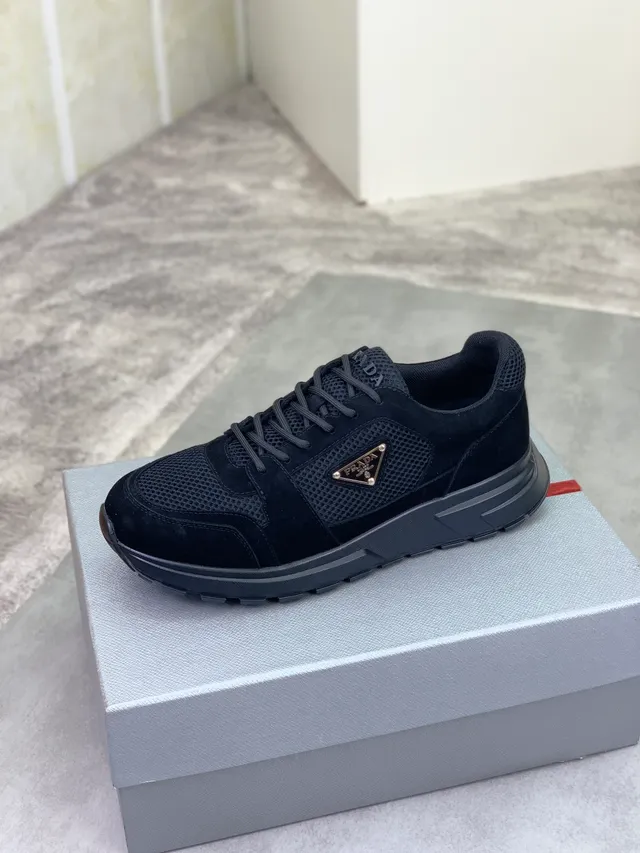 Prada Sneakers lifestyle avec upper hybride mesh et daim noir, plaque triangulaire avec logo métallique 4