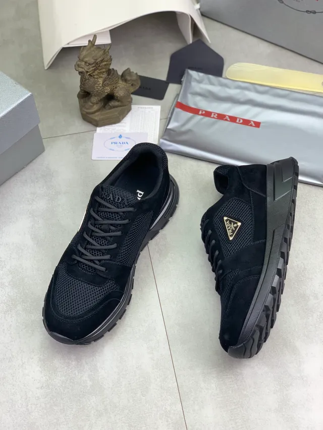 Prada Sneakers lifestyle avec upper hybride mesh et daim noir, plaque triangulaire avec logo métallique 5