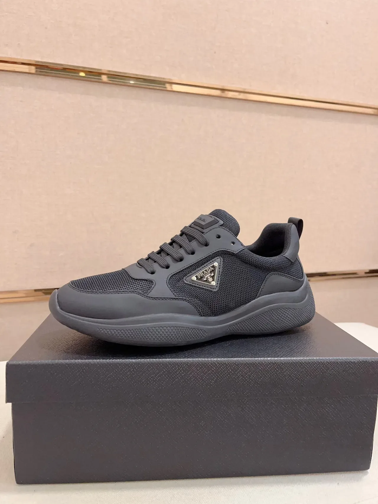 Prada 黑色单色网面与合成材料叠加构造生活方式运动鞋 2