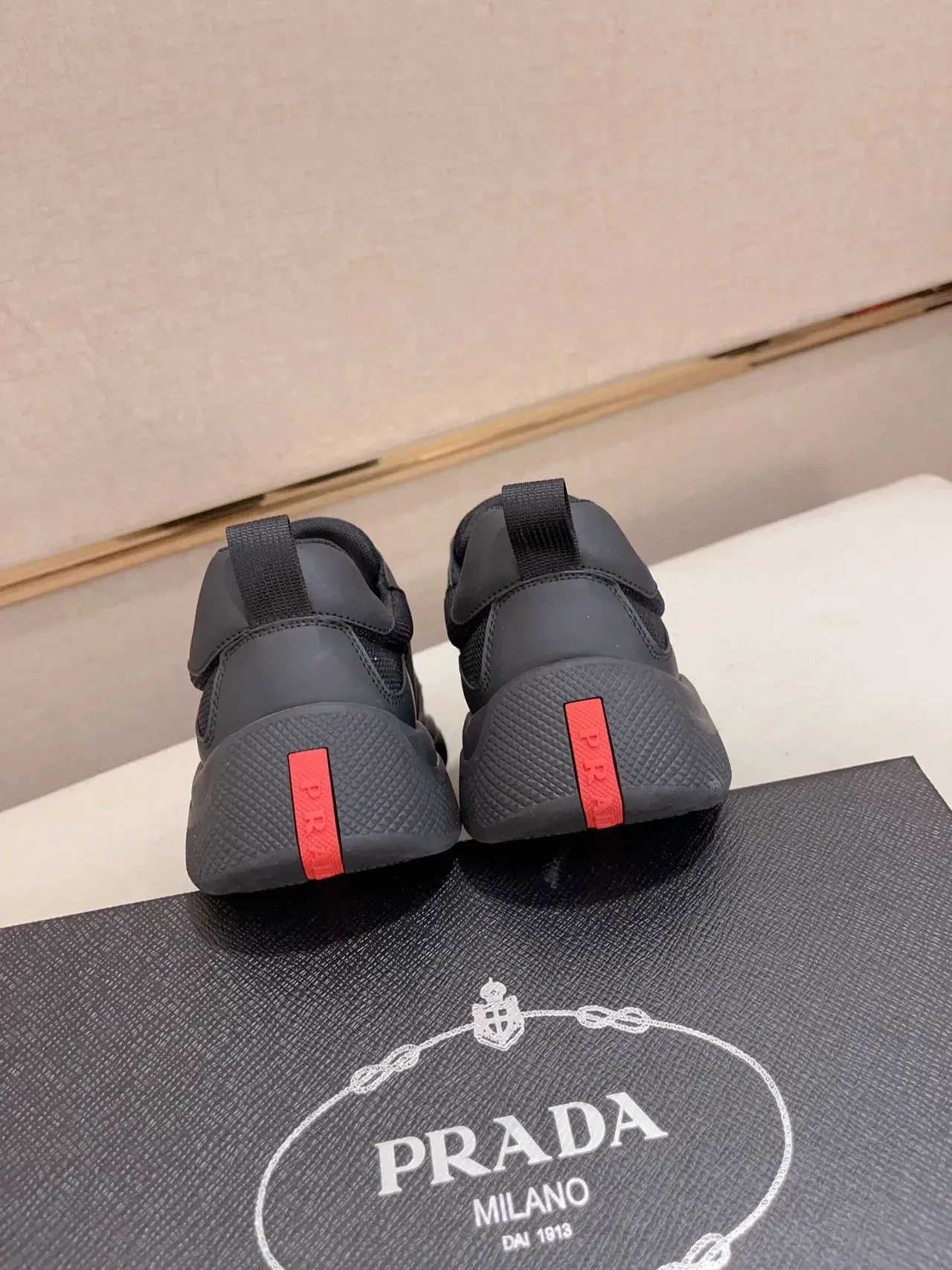 Prada 黑色单色网面与合成材料叠加构造生活方式运动鞋 8