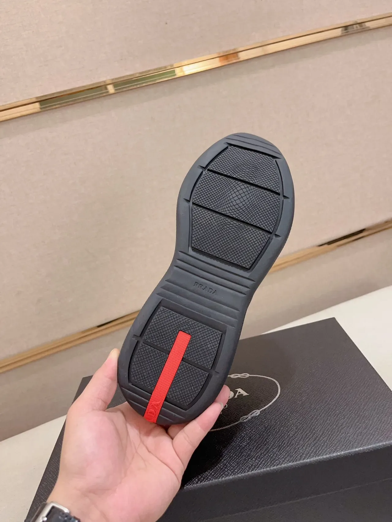 Prada 黑色单色网面与合成材料叠加构造生活方式运动鞋 9