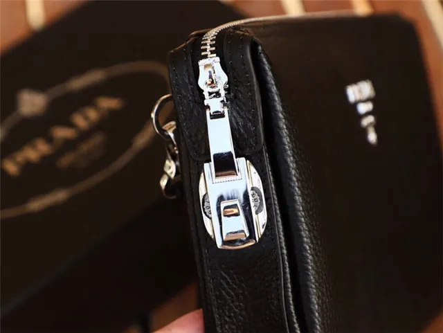 Prada কালো পেবল্ড লেদার জিপ-টপ ক্লোজার এনভেলপ ক্লাচ 4