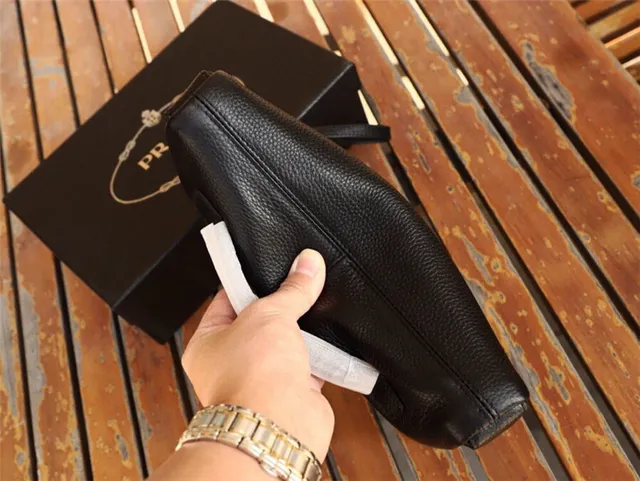 Prada কালো পেবল্ড লেদার জিপ-টপ ক্লোজার এনভেলপ ক্লাচ 5