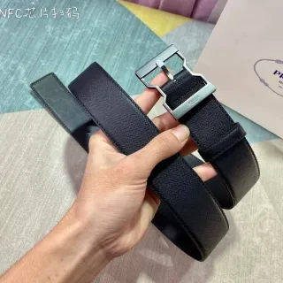 Prada Correa de Cuero Negro Plata Textura Saffiano Hebilla Geométrica