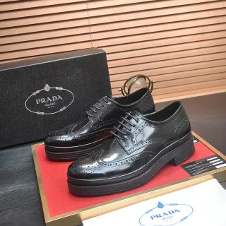 Prada Brogue Wingtip Preto com Acentos de Couro Patent Glossy