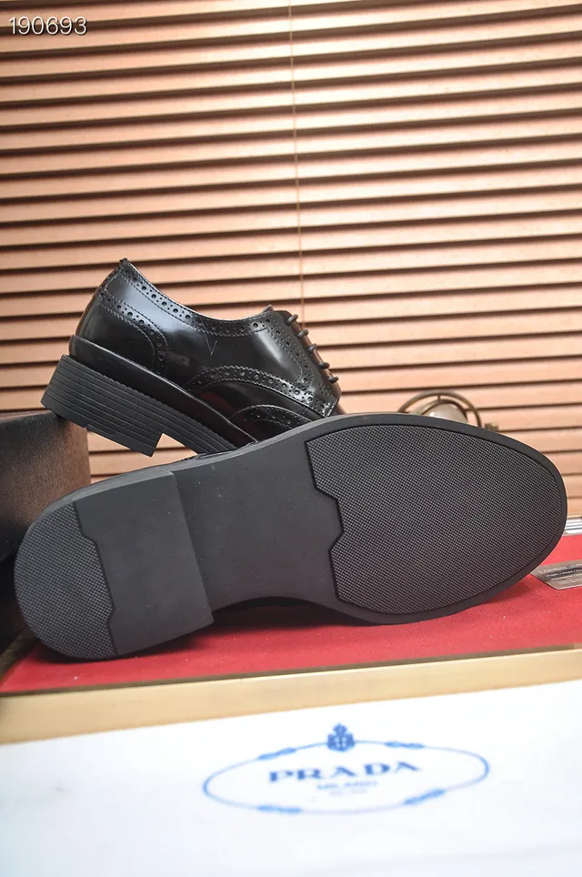 Prada Brogue Wingtip Negro con Acentos de Cuero Patent Glossy 2