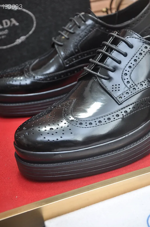 Prada Brogue Wingtip Negro con Acentos de Cuero Patent Glossy 3