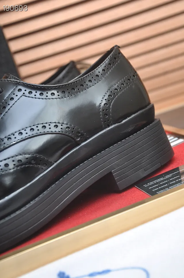 Prada Brogue Wingtip Negro con Acentos de Cuero Patent Glossy 4