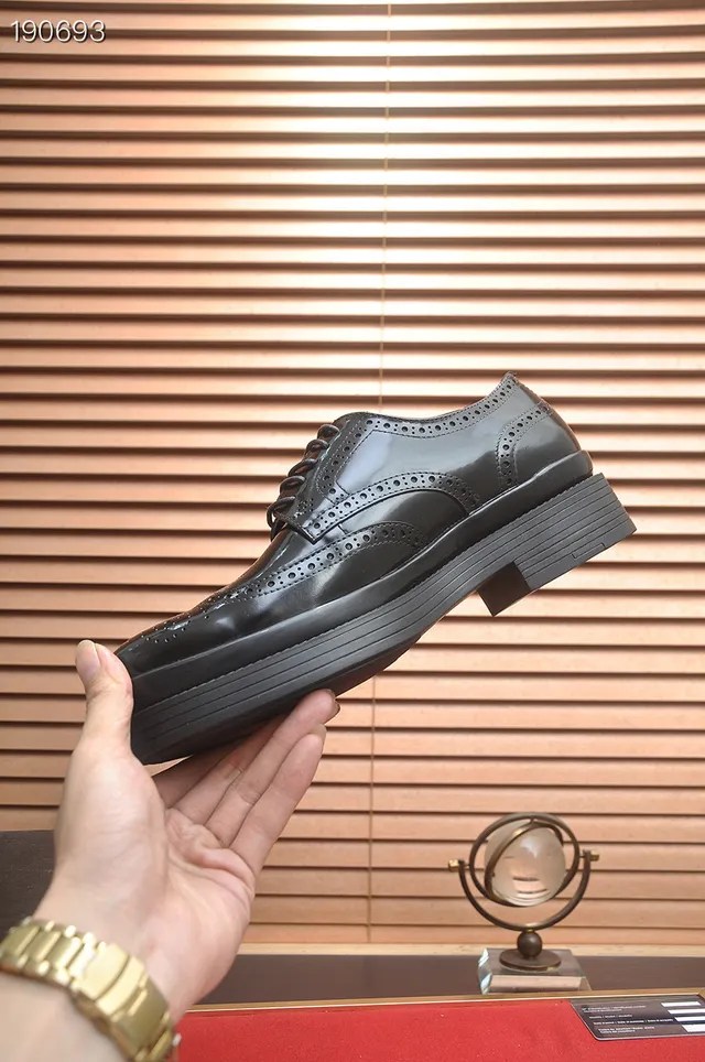 Prada Brogue Wingtip Negro con Acentos de Cuero Patent Glossy 6