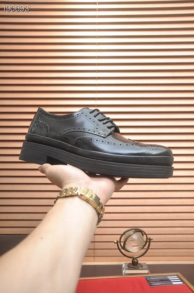 Prada Brogue Wingtip Negro con Acentos de Cuero Patent Glossy 7