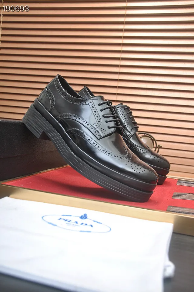 Prada Brogue Wingtip Negro con Acentos de Cuero Patent Glossy 8