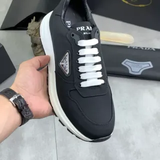 Prada Cloudbust काले और सफेद लाइफस्टाइल स्नीकर