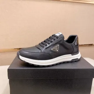 Prada Cloudbust কালো সাদা চামড়া উপর ত্রিভুজাকার ধাতুর লোগো লাইফস্টাইল স্নিকার