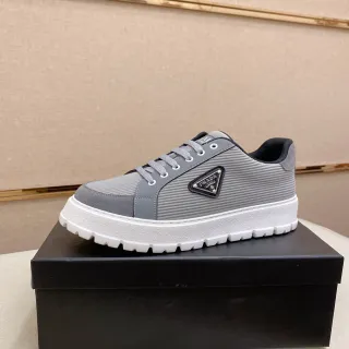 Prada Cloudbust Zapatillas Lifestyle Gris Blanco Nylon Acanalado Parte Superior Placa de Logo Metálica Triangular