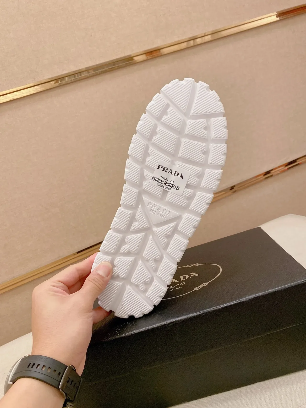 Prada Cloudbust 海军蓝白色拼接皮革鞋面金色调三角徽标厚底运动鞋 2
